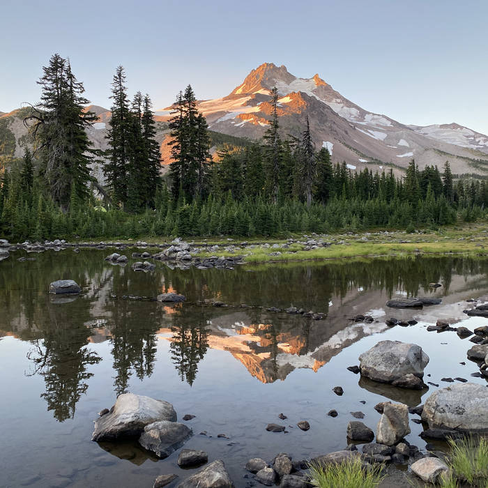 Photo of Mount Jefferson from the perspective of Russell Lake.